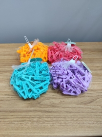 Conjunto com 50 prendedores de plástico.
