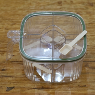 Porta condimentos de plástico com 5 divisórias tampa com fechamento de silicone.